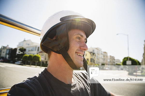 Europäer Mann fahren Kart Helm