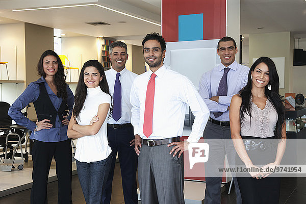 stehend Zusammenhalt Mensch Büro Menschen lächeln Hispanier Business