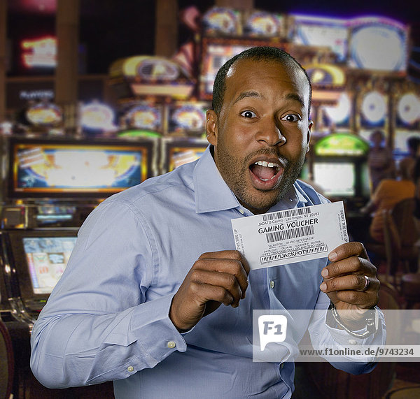 Mann Begeisterung halten amerikanisch Casino Spiel