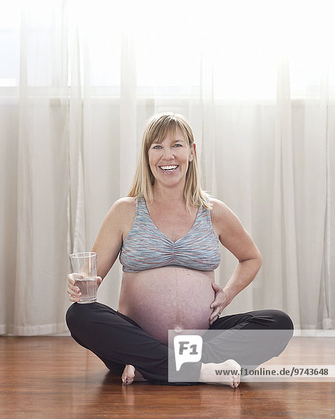 sitzend Wasser Europäer Frau Boden Fußboden Fußböden Schwangerschaft trinken