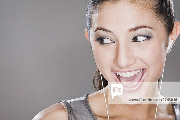 Frau zuhören lächeln Kopfhörer mischen Mixed