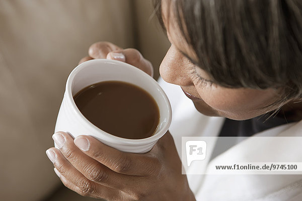 Frau amerikanisch trinken Kaffee Ethnisches Erscheinungsbild