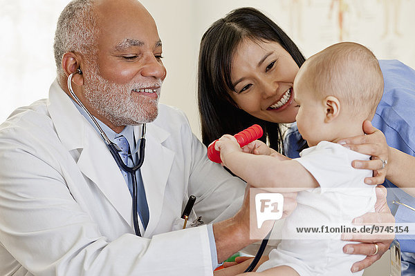 Junge - Person Arzt Baby Untersuchung