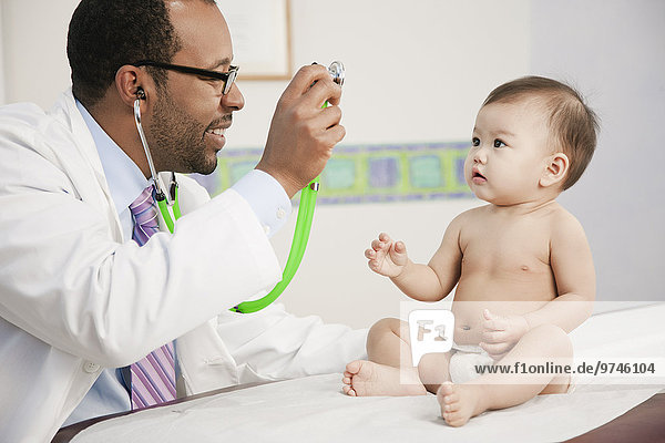 zeigen Arzt Stethoskop Büro Baby