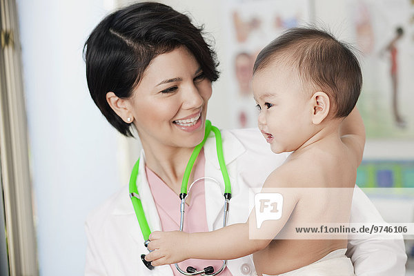 lächeln Arzt halten Büro Baby