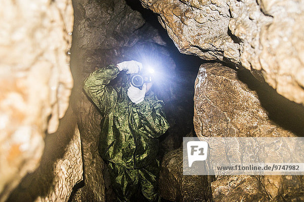 Felsbrocken Europäer Mann Fotografie nehmen Anordnung Höhle