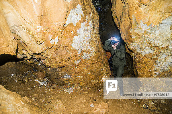 Felsbrocken Europäer Mann Fotografie nehmen Anordnung Höhle