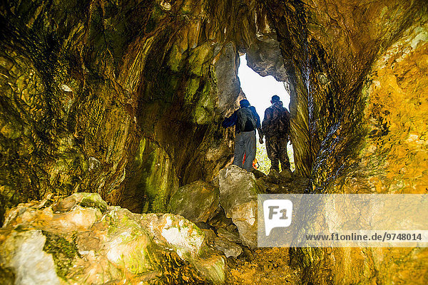 Felsbrocken Europäer Mann Forschung Anordnung Höhle