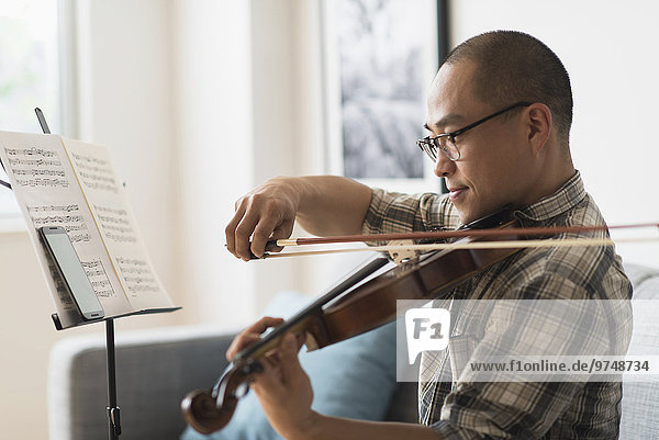 Zimmer Musiker südkoreanisch Wohnzimmer spielen Geige