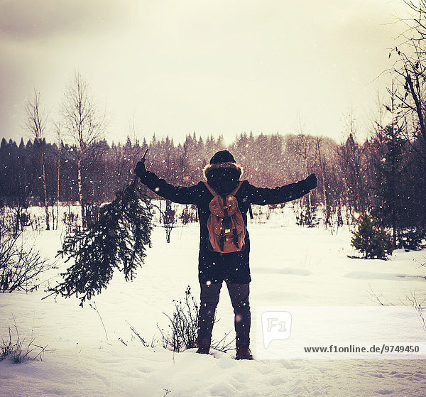 Europäer Mann tragen Baum Schnee Feld