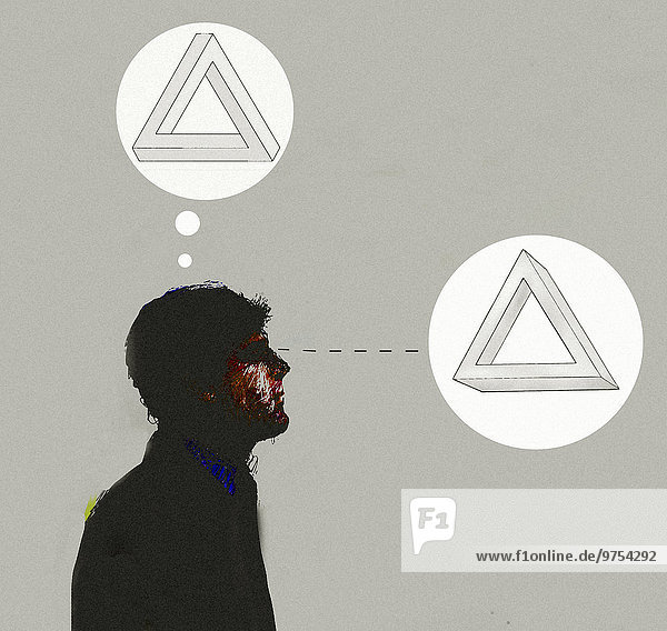 Mann schaut auf Penrose-Dreieck und denk über die optische Täuschung nach