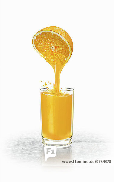 Frischer Orangensaft wird gepresst