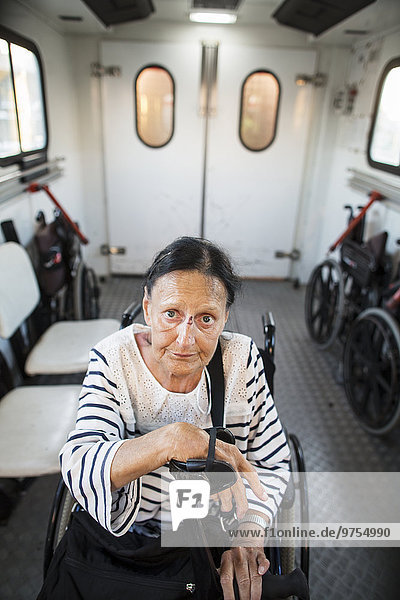 Senior Senioren Frau Rollstuhl