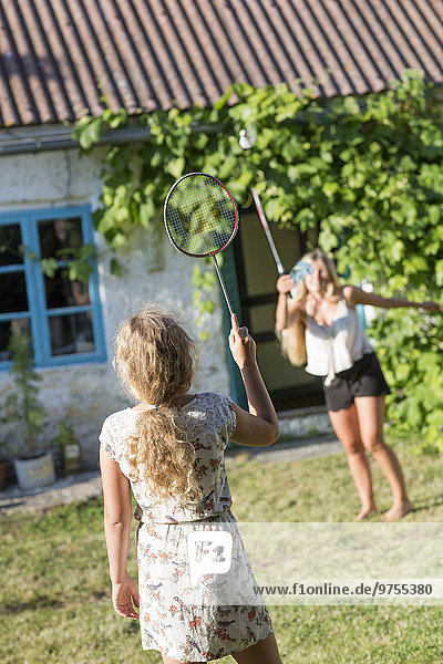 Mädchen Badminton spielen