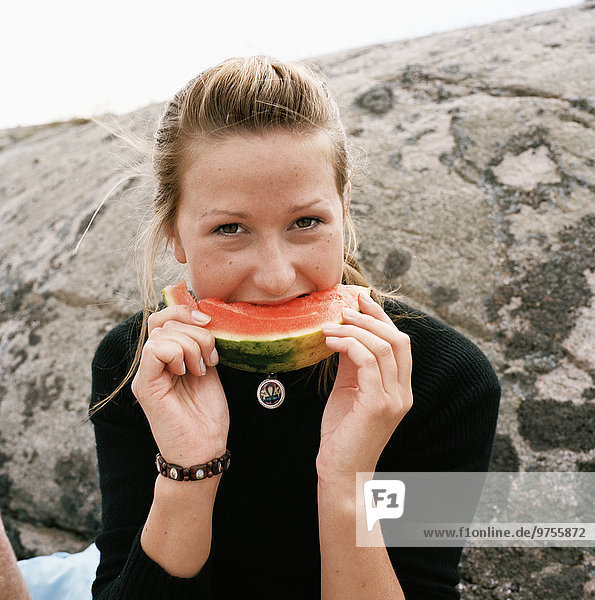 junge Frau junge Frauen Wassermelone essen essend isst