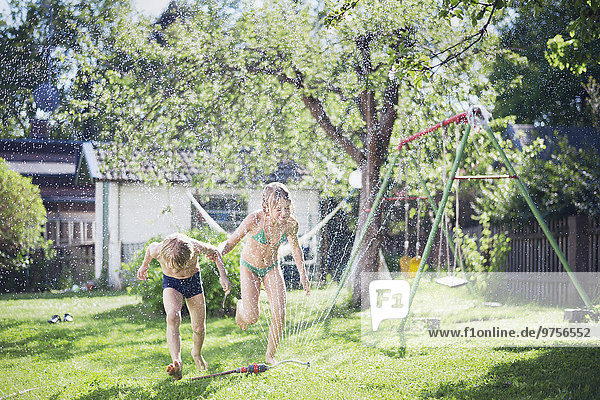 Wasser Junge - Person Garten Mädchen spielen