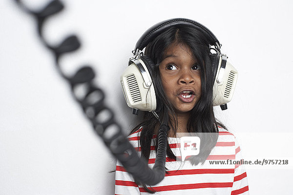 Porträt eines Mädchens  das Musik mit Kopfhörer hört