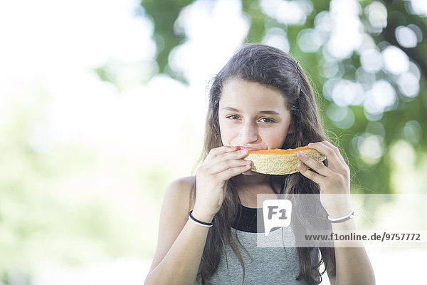 Porträt eines Mädchens  das eine Melone isst