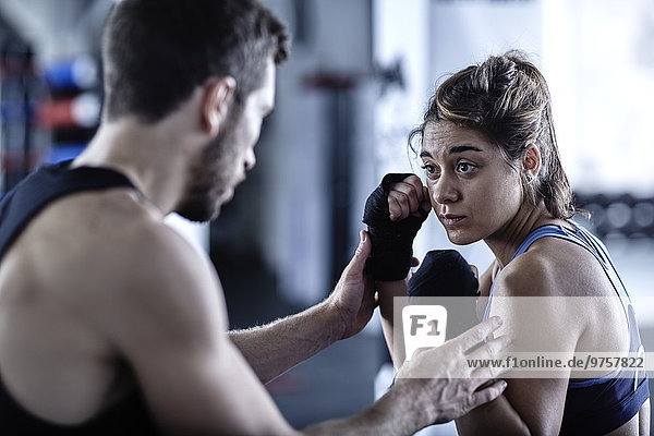 Mann und Frau trainieren mit Punchingbällen