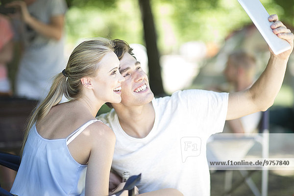 Junges Paar im Urlaub mit einem Selfie mit einem digitalen Tablett