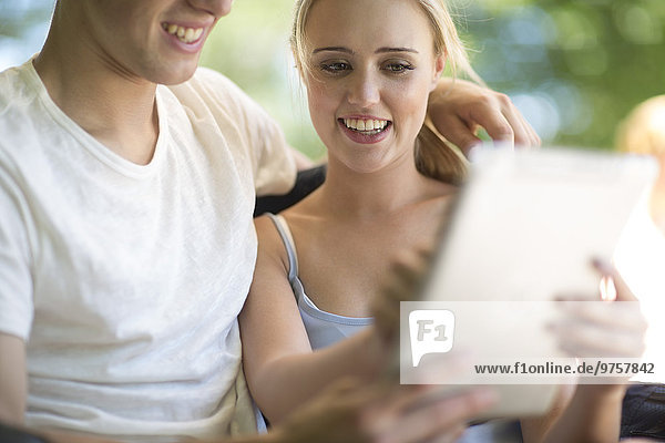 Junges Paar spielt mit einem digitalen Tablett