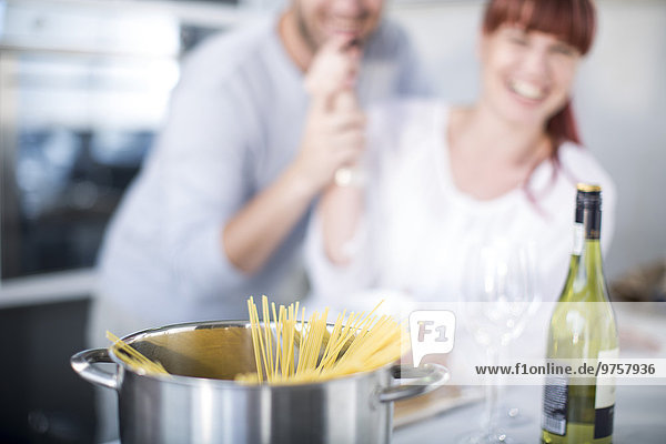 Paar in der Küche mit Spaghetti im Topf