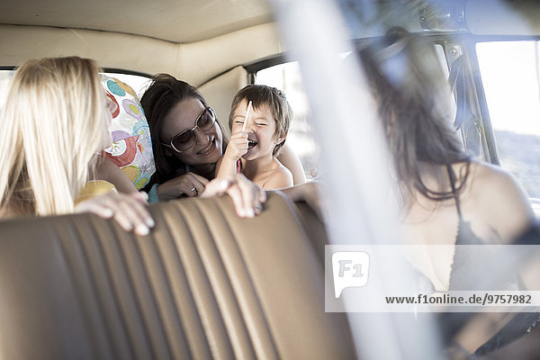 Südafrika  Freunde im Auto sitzend mit kleinem Mädchen