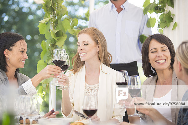 Frauen bei einer Weinprobe mit Rotwein