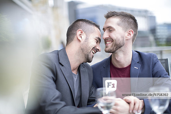 Schwules Paar  das einen intimen Moment in einem Restaurant verbringt