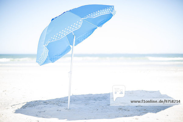 Blauer Sonnenschirm am Strand