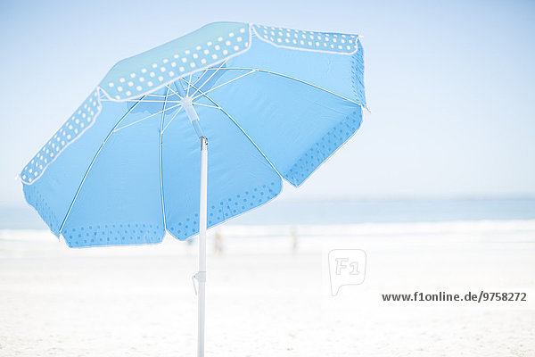 Blauer Sonnenschirm am Strand