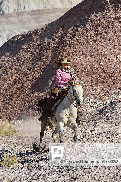 USA  Wyoming  Cowgirl Reiten in Badlands