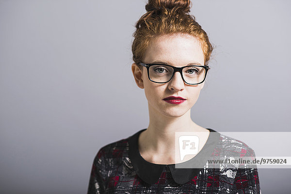 Porträt einer selbstbewussten jungen Frau mit Brille
