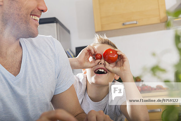 Vater und Sohn haben Spaß in der Küche