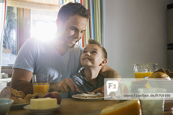 Vater und Sohn beim gemeinsamen Frühstück
