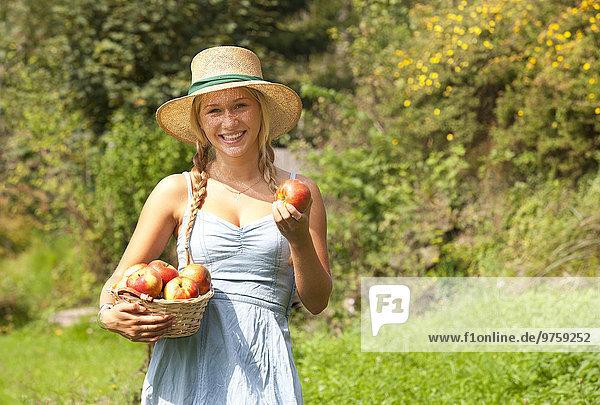 Porträt eines lächelnden Mädchens mit Äpfeln