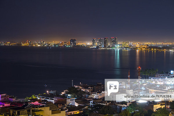 Mexiko  Puerto Vallarta  bei Nacht  Banderas Bay mit Blick auf Hotel Zone