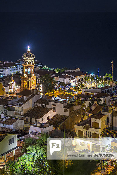Mexiko  Puerto Vallarta  bei Nacht  Innenstadt mit Kirchturm