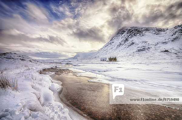 Großbritannien Schottland Glencoe Solitude Haus am Fluss im Winter