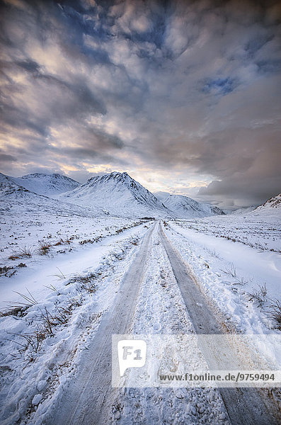 Großbritannien  Schottland  Glencoe  Glen Etive  Straße im Winter