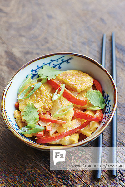 Thai-Curry-Wintergemüse  Pastinaken  gelbe Rüben  Rüben  Rutabaga  mit Tempeh auf Reis