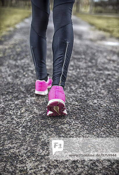 Spanien  Frau joggen im Park  niedrige Sektion  Rückansicht