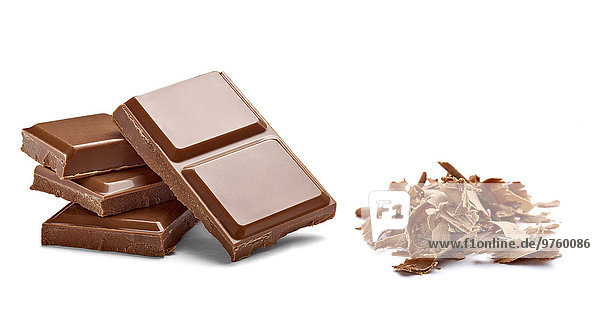 Schokoriegel und Schokoladenrasur auf weißem Hintergrund