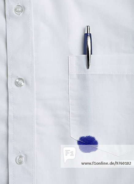 Weißes Hemd mit Kugelschreiberfleck