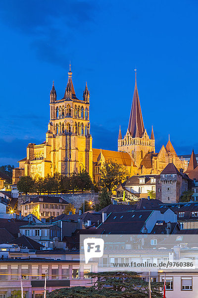 Schweiz  Lausanne  Kathedrale Notre-Dame in der Abenddämmerung