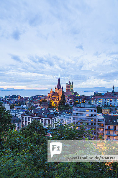 Schweiz  Lausanne  Stadtbild mit Kathedrale Notre-Dame in der Abenddämmerung