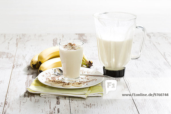 Glas Bananenmilchshake mit Schlagsahne und Schokoladengranulat