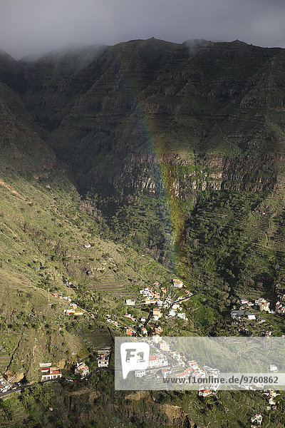 Spanien  Kanarische Inseln  La Gomera  Valle Gran Rey  Blick vom Mirador Cesar Manrique  Regenbogen über Dorf