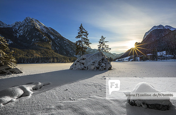 Deutschland  Berchtesgadener Land  Ramsau  Hintersee bei Sonnenuntergang im Winter