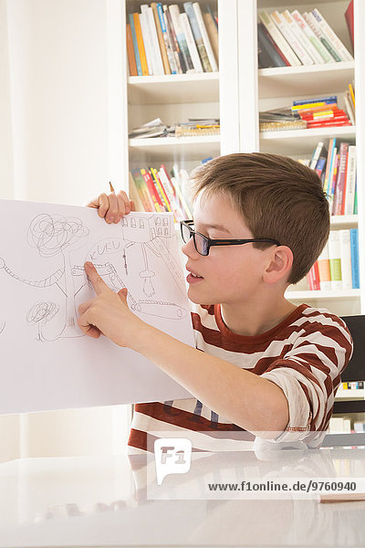 Junge zeigt seine Zeichnung